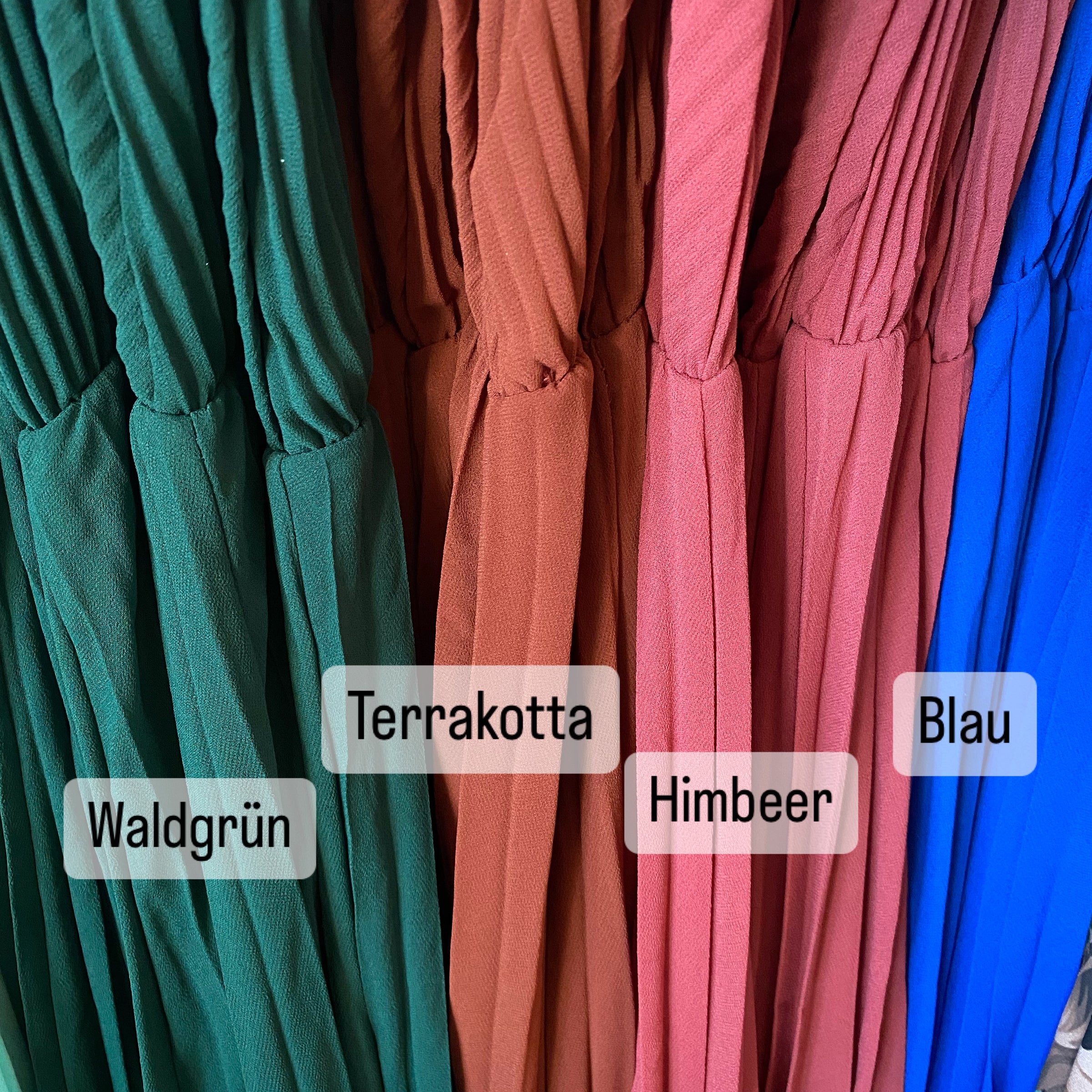 Plissiertes Kleid in vers. Farben