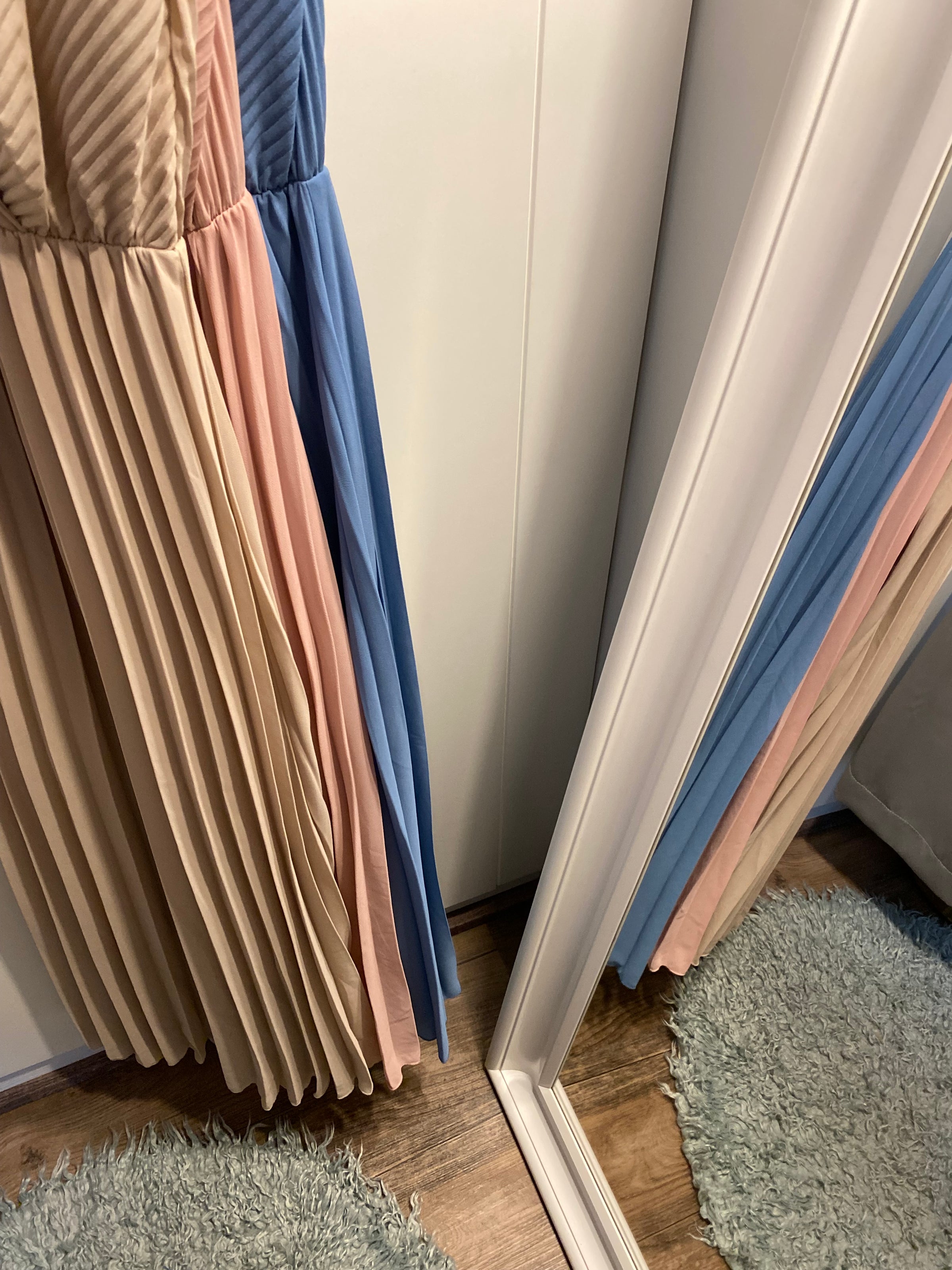 Plissiertes Kleid in vers. Farben