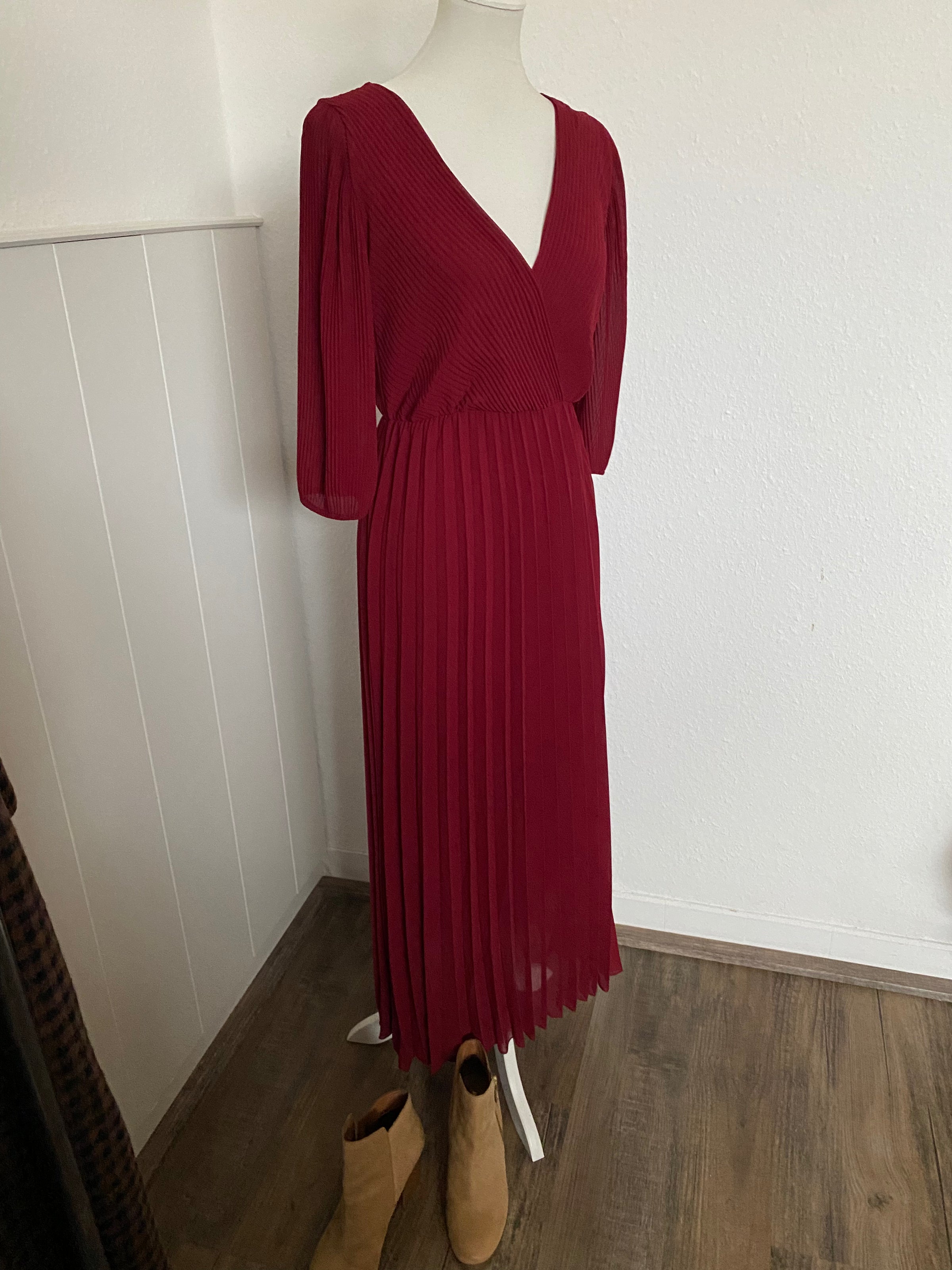 Plisseekleid mit 3/4 Arm, burgunder - Gluecksboutique®