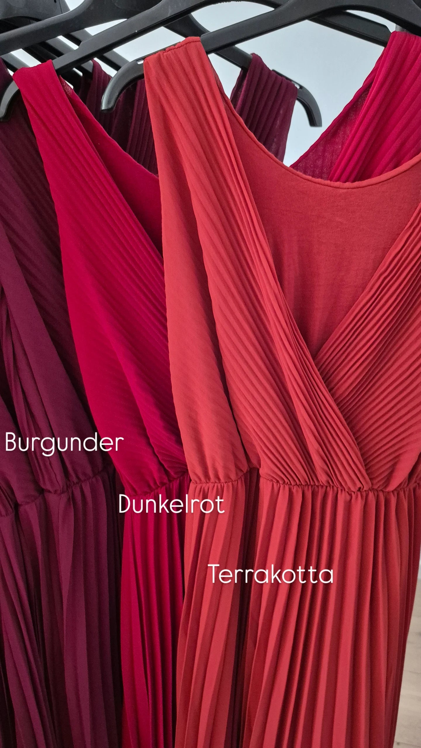 Plissiertes Kleid in vers. Farben