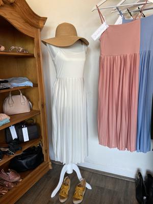 plissiertes Midi - Trägerkleid NA-KD weiss - Gluecksboutique®