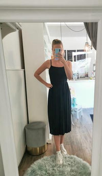 plissiertes Midi - Trägerkleid NA-KD in vers. Farben - Gluecksboutique®