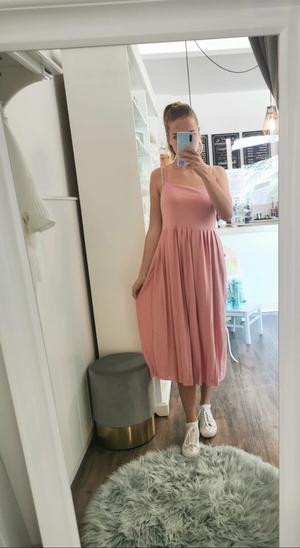plissiertes Midi - Trägerkleid NA-KD in vers. Farben - Gluecksboutique®