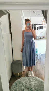 plissiertes Midi - Trägerkleid NA-KD in vers. Farben - Gluecksboutique®