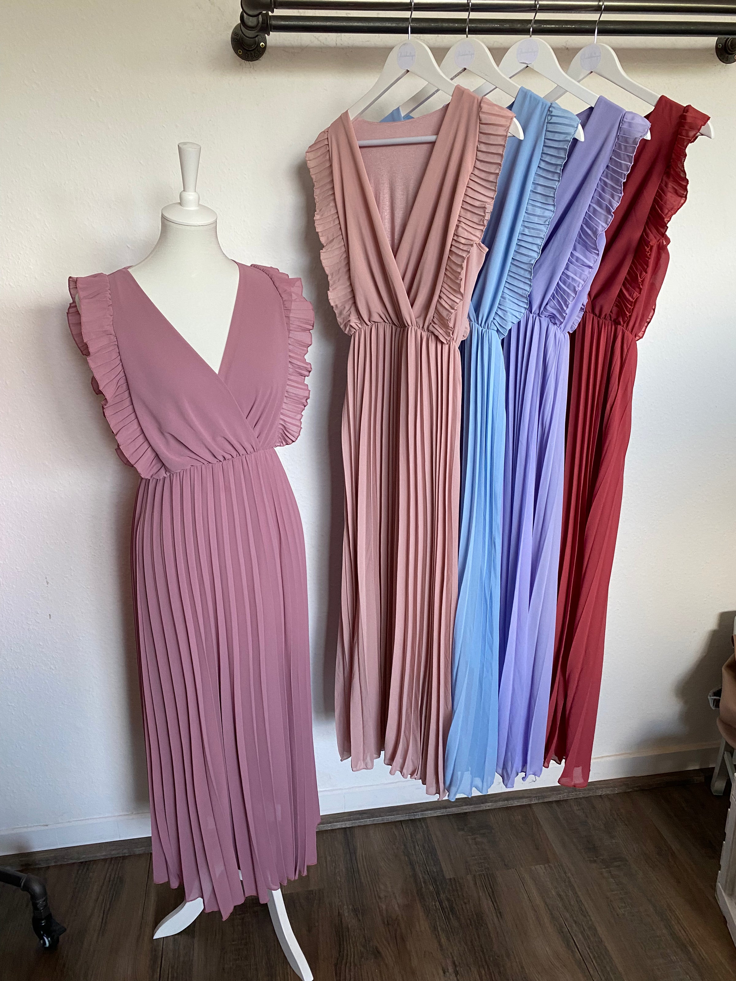 Plissiertes Kleid mit Rüschen in vers. Farben - Gluecksboutique®