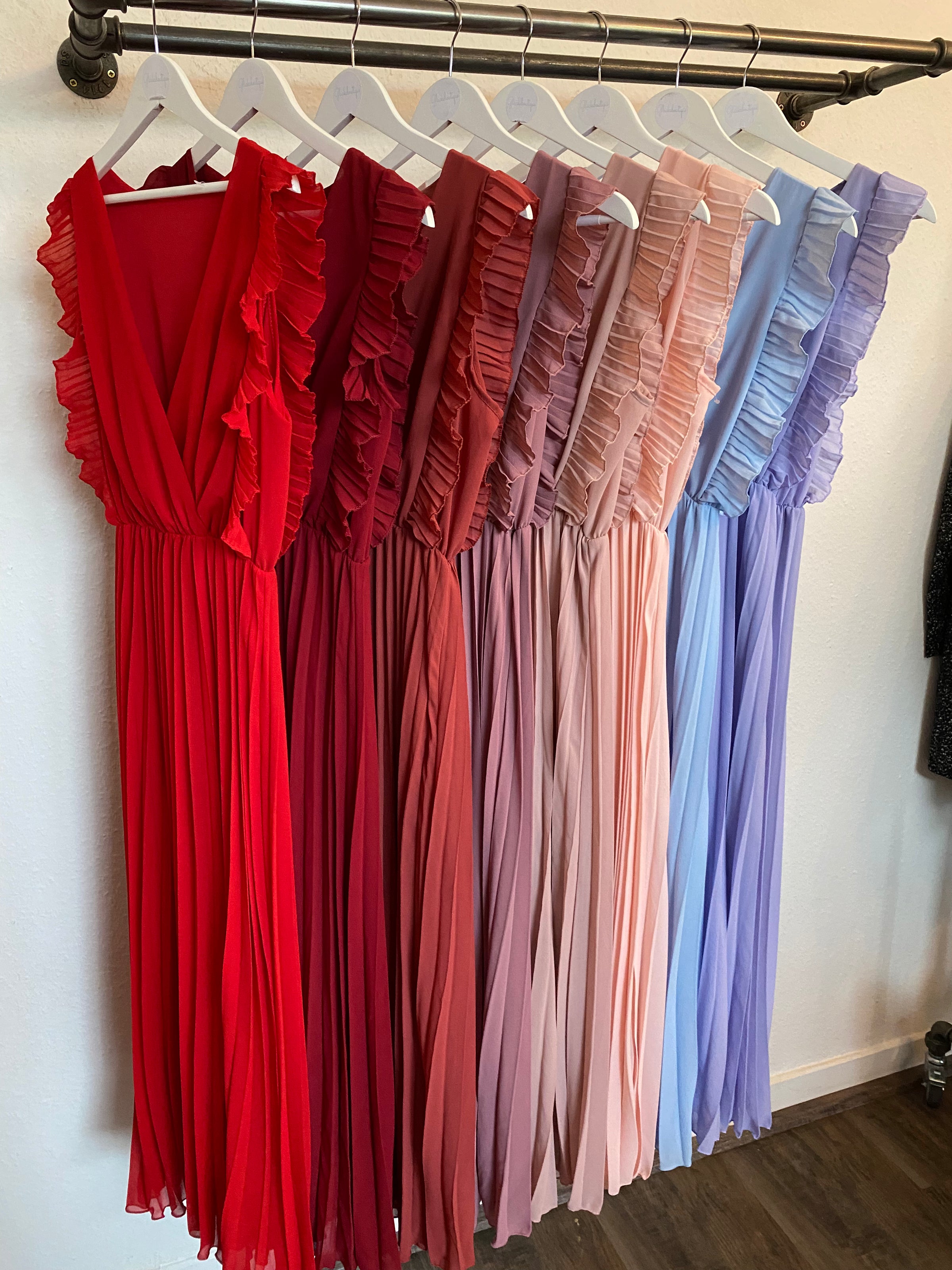 Plissiertes Kleid mit Rüschen in vers. Farben - Gluecksboutique®