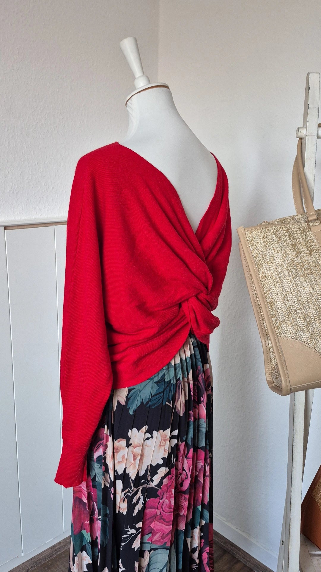 Feinstrickpullover mit Knoten, in vers. Farben