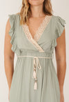 Kleid in Wickeloptik mit Spitze