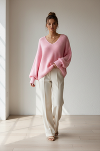 Cosy V-Neck Pullover – Hellrosa, stehend