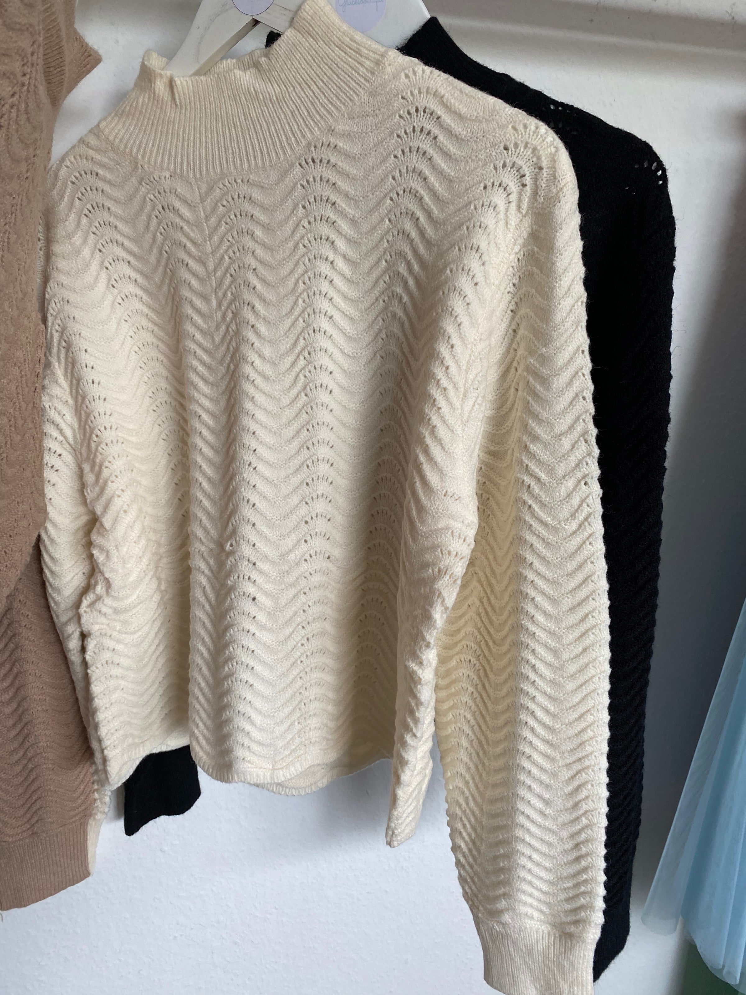 beige Pullover mit Stehkragen - Gluecksboutique®