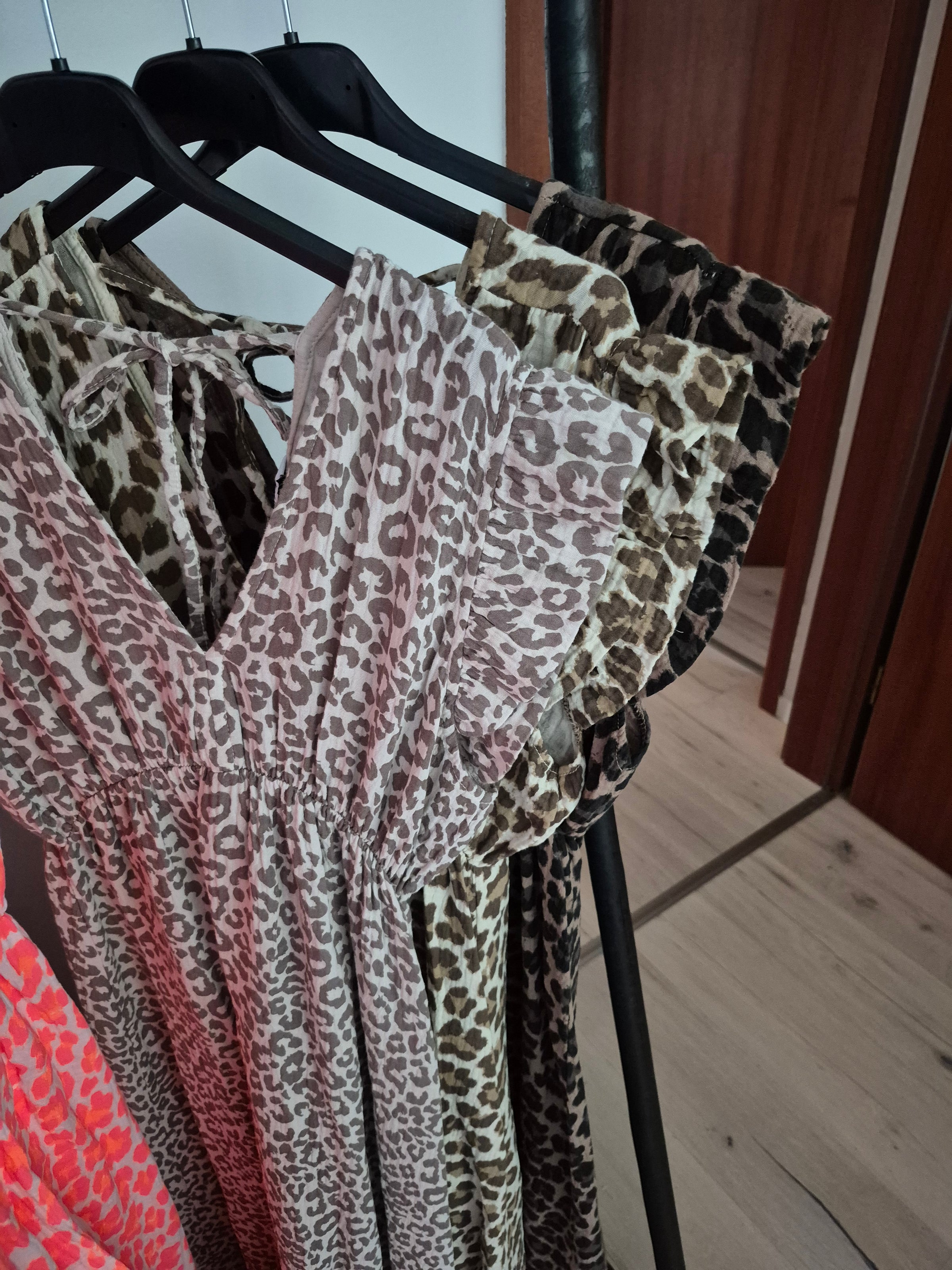 Kleid mit Rüschen, vers. Farben