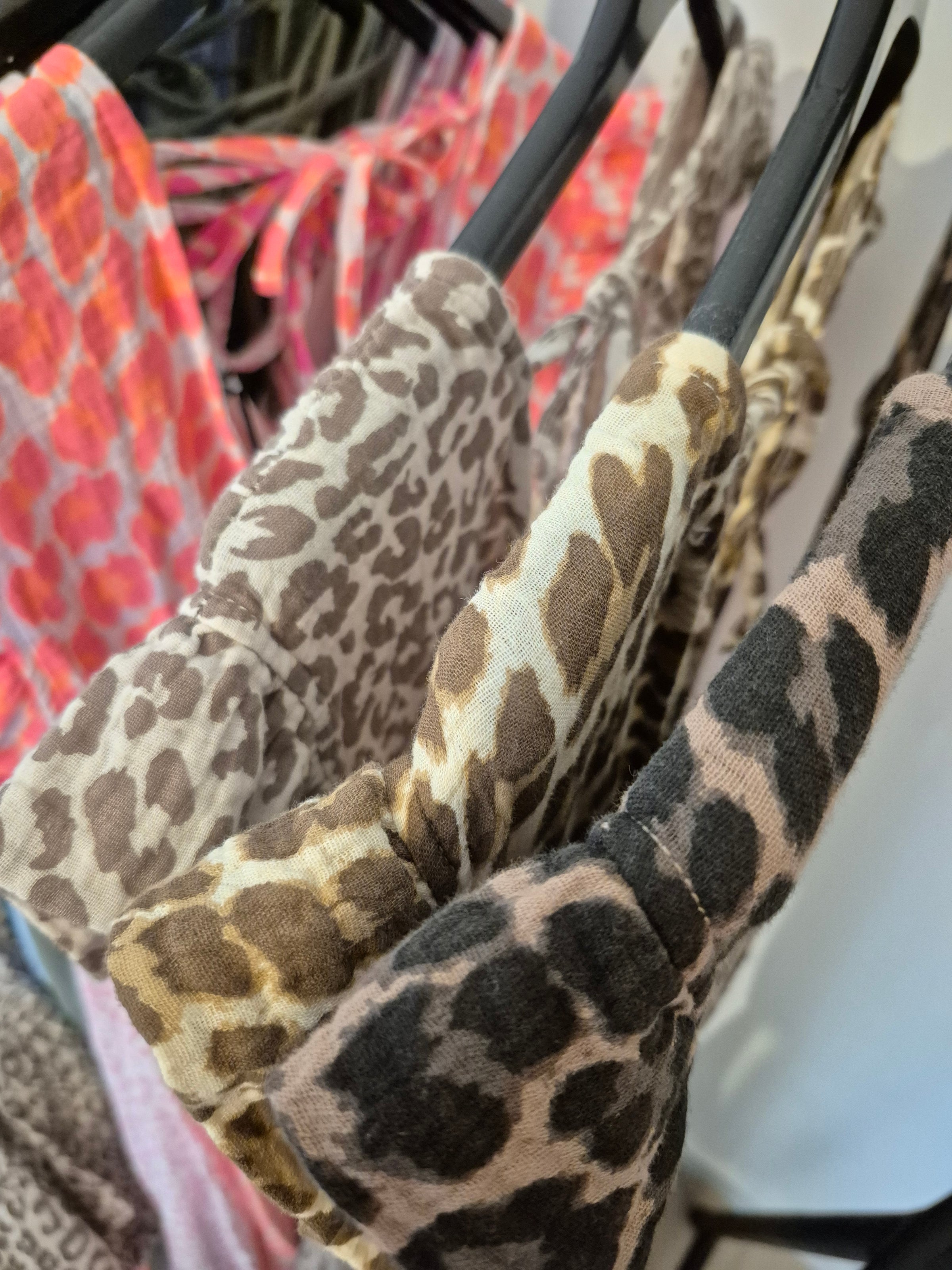 Kleid mit Rüschen, vers. Farben