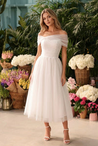 Kurzes Tüllkleid mit drapierten Schultern
