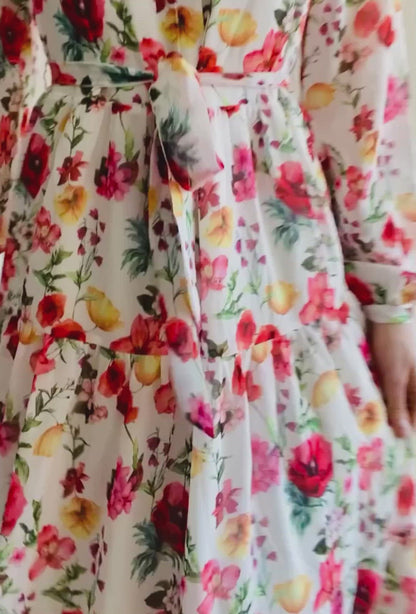 Ruffle Kleid mit Blumenmuster NA-KD