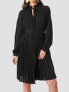 Plisseekleid schwarz von NA-KD - Gluecksboutique®