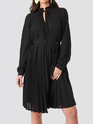 Plisseekleid schwarz von NA-KD - Gluecksboutique®