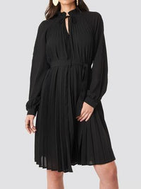 Plisseekleid schwarz von NA-KD - Gluecksboutique®