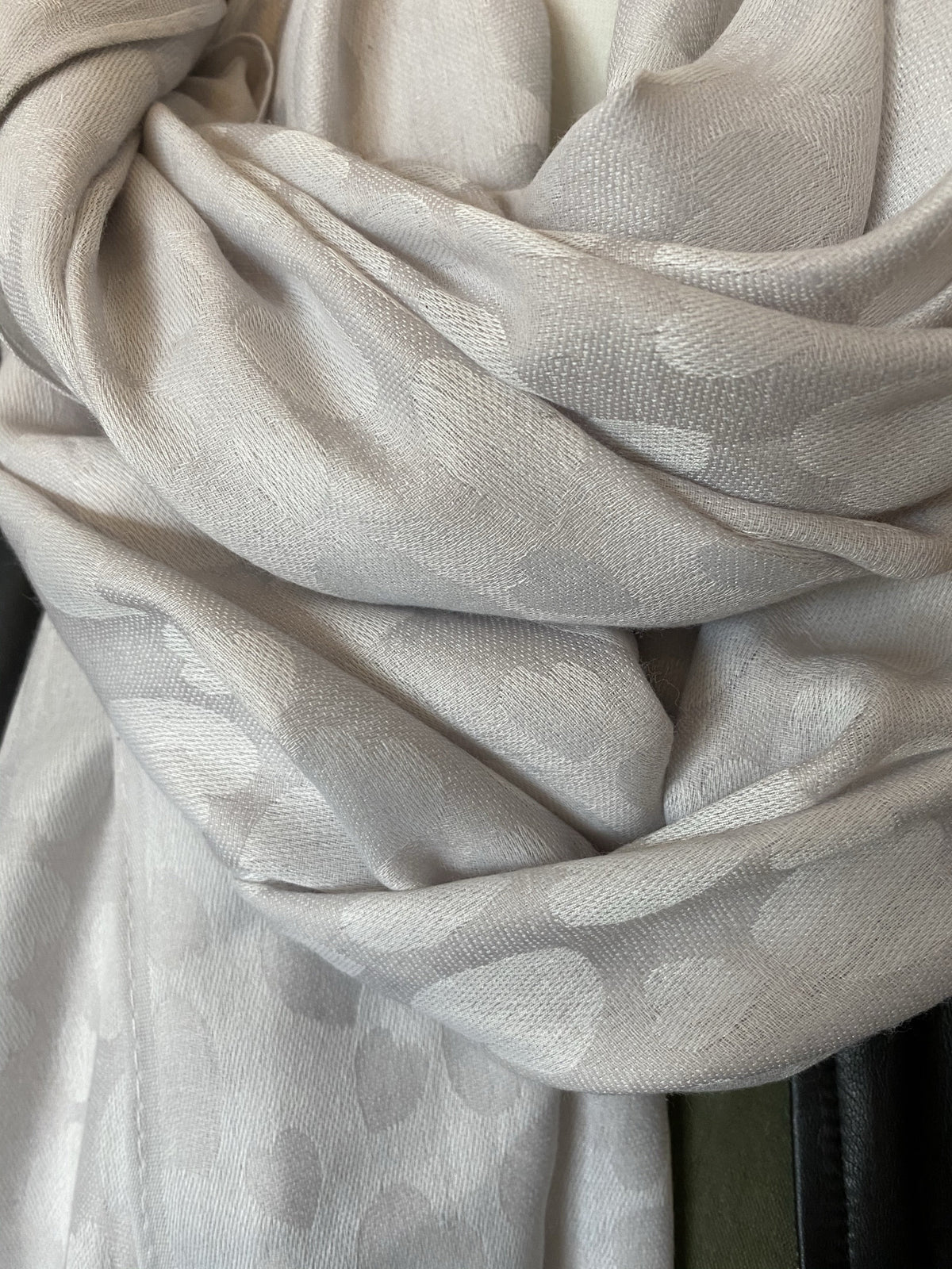 Schal grau mit Herzen - Gluecksboutique®