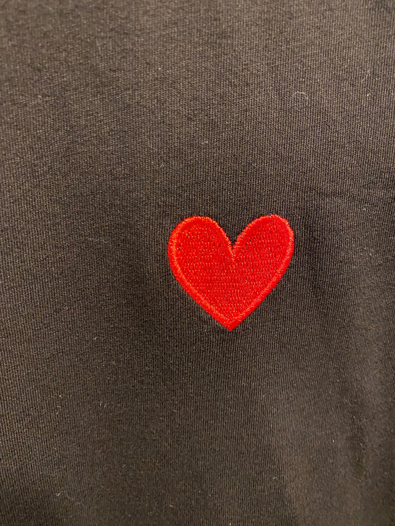 Basic T-Shirt mit gesticktem Herz - Gluecksboutique®