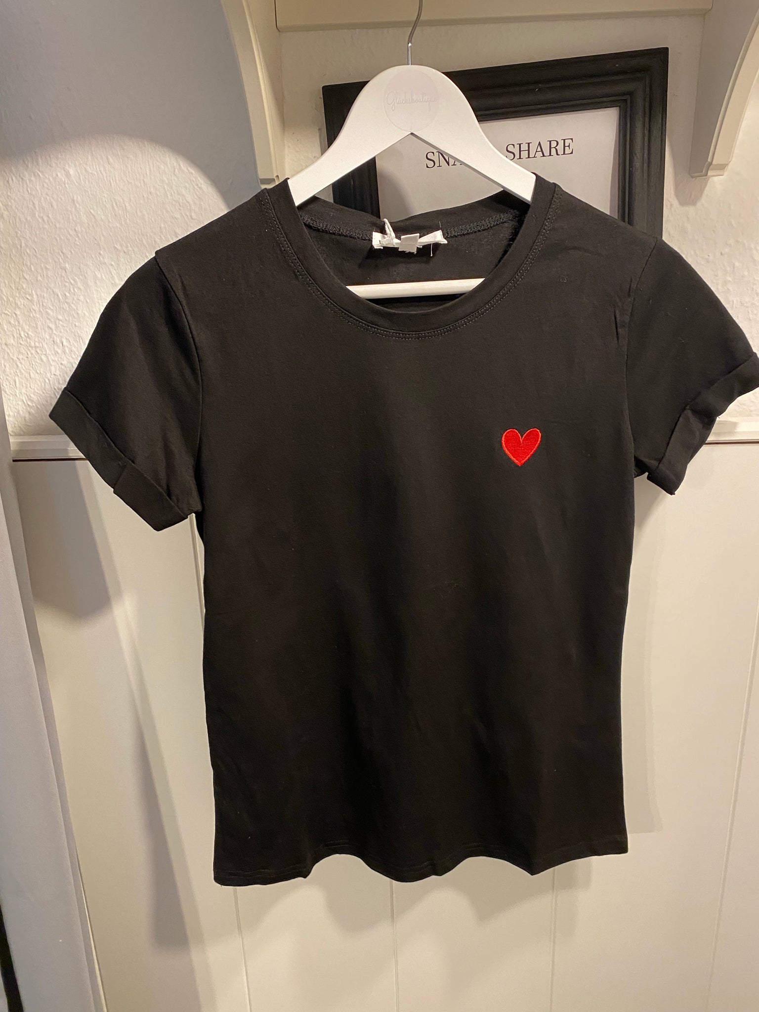 Basic T-Shirt mit gesticktem Herz | Gluecksboutique